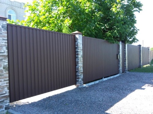 Забор из профнастила с откатными воротами